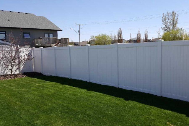 pvc vinyl privacy vence surrounding green lawn of backyard